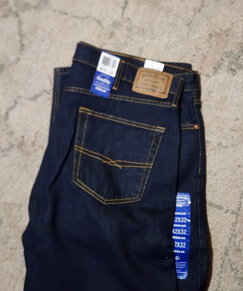 Signature Levi Strauss Gold Label Men’s Regular Fit Jeans 42x32 NWT